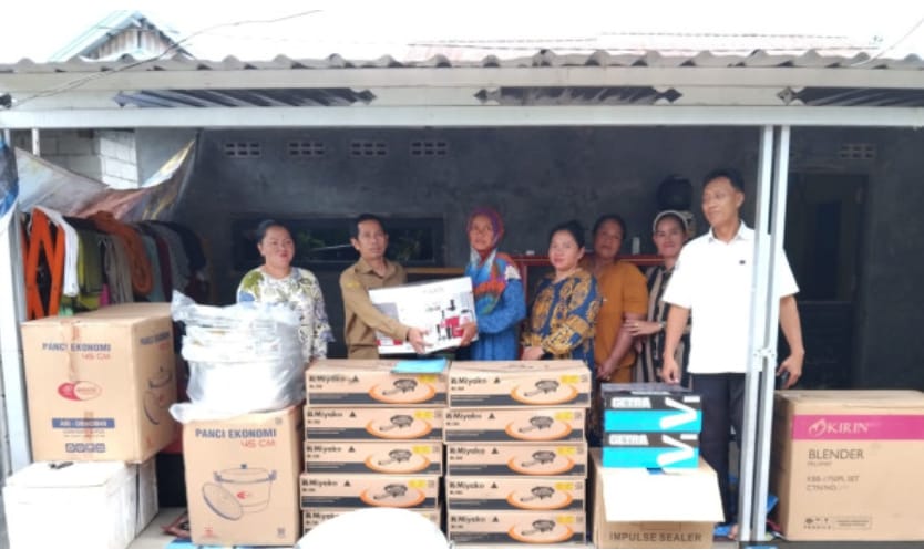 Pemkab Kobar Berikan Alat Pengolahan Ikan di Desa Sungai Bakau