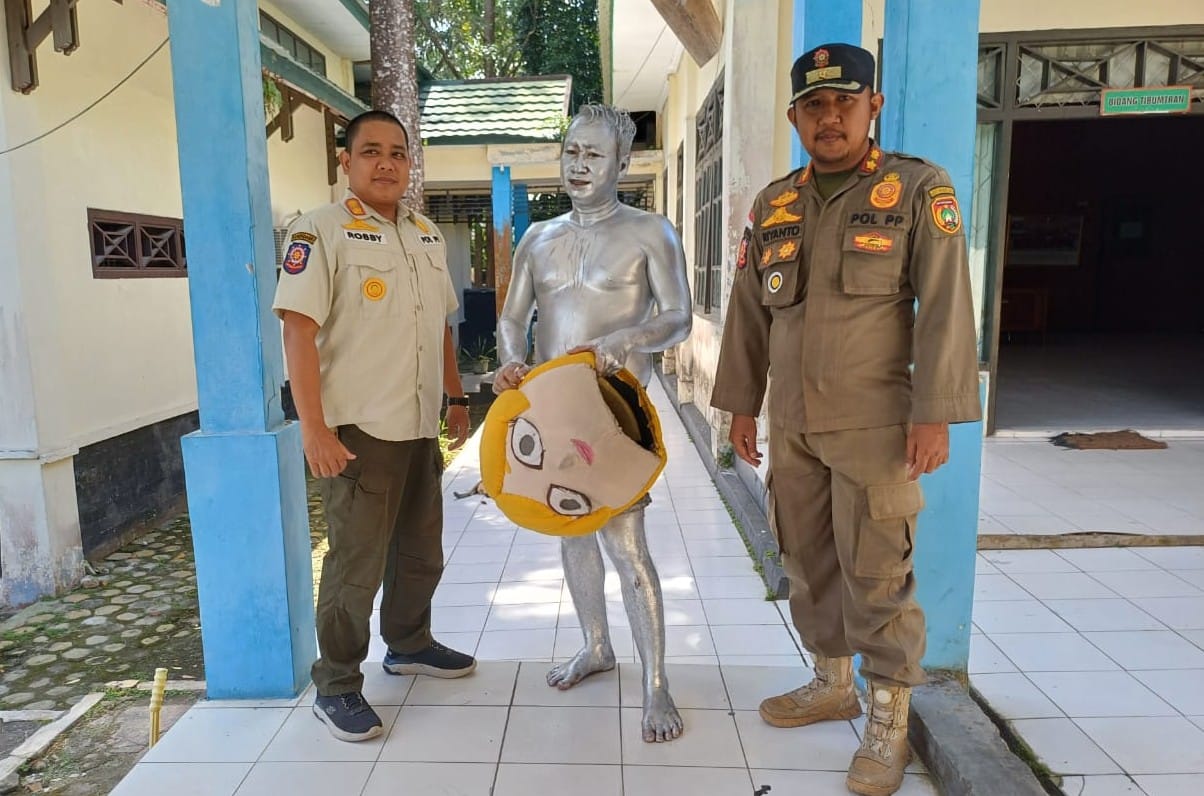 Aksi Kejar-Kejaran di Lampu Merah! Kepala Badut Lepas, Manusia Silver Diamankan