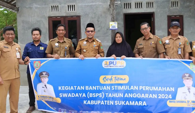 Tanggulangi Kemiskinan, Pj Bupati Sukamara Serahkan BSPS ke Masyarakat
