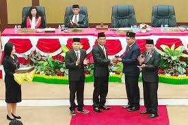 Marwan Susanto Serahkan jabatan Ketua DPRD Sementara ke Yudea Pratidina