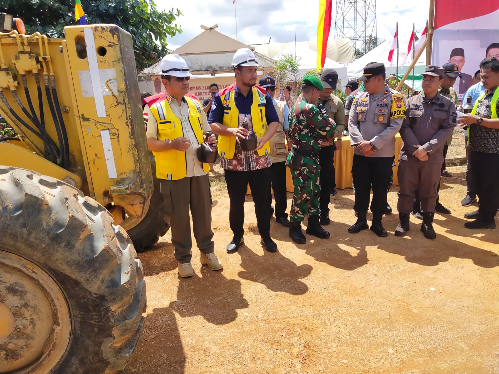 Pemkab Kobar dan Perusahaan Bersinergi Lakukan Pemeliharaan Jalan di Arut Utara