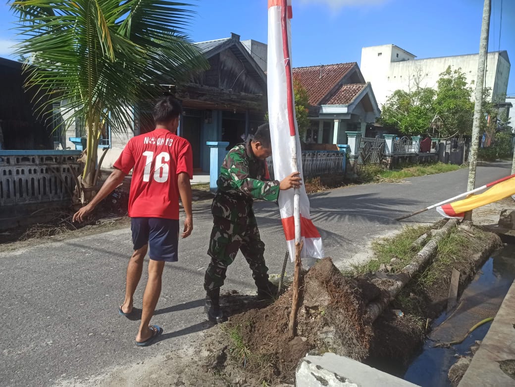 Semarakkan HUT ke-79 RI, Babinsa Koramil 02/Kumai Ajak Warga Kumai Pasang Bendera Merah Putih