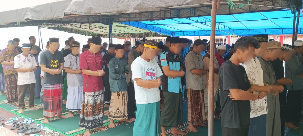 Tingkatkan Iman dan Kebersamaan, Pegawai Lapas Sampit Laksanakan Sholat Jumat bersama WBP