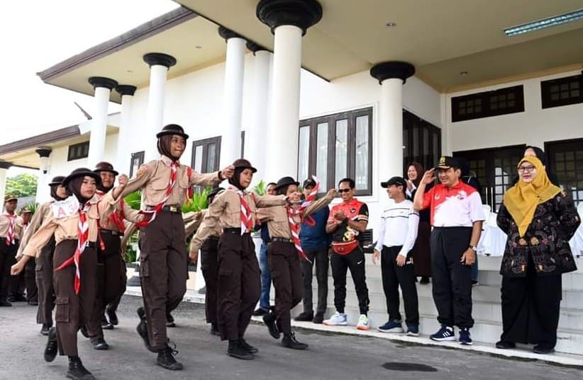 Kemeriahan Gerak Jalan Indah Kwarcab Pramuka Kobar, Pj. Bupati Budi Santosa Lepas 42 Regu dengan Penuh Semangat