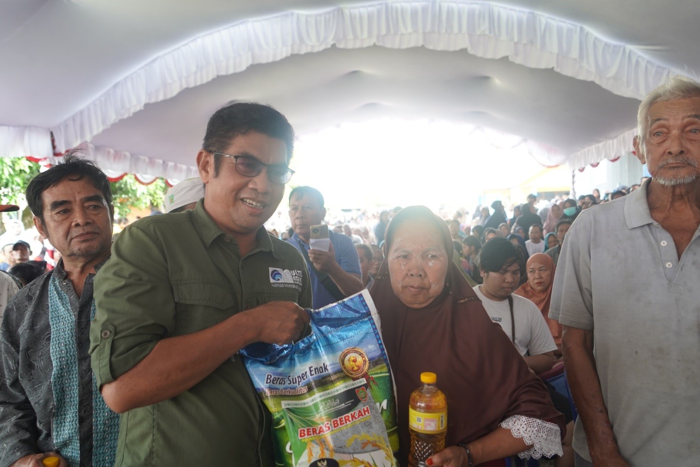 Sekda Kalteng Resmikan Pasar Murah dan Serahkan Hewan Kurban di Barito Utara