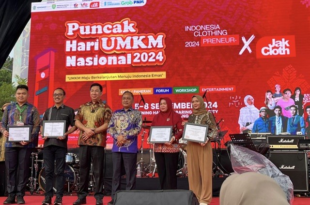 Dinas Koperasi dan UKM Kalimantan Tengah Raih Juara II Stan Terbaik pada Hari UMKM Nasional 2024
