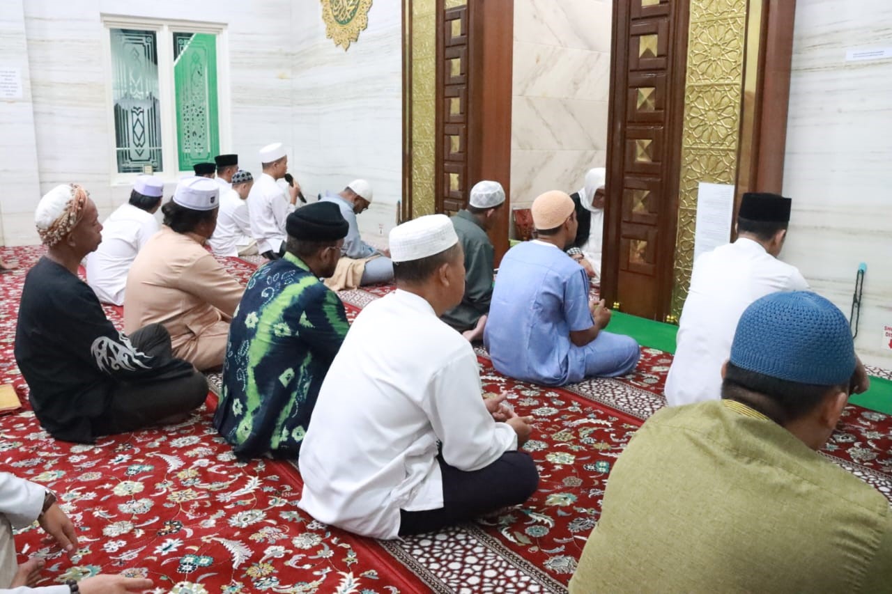 Gubernur Kalteng ikuti salat subuh berjamaah dan tinjau kebakaran di kawasan Puntun
