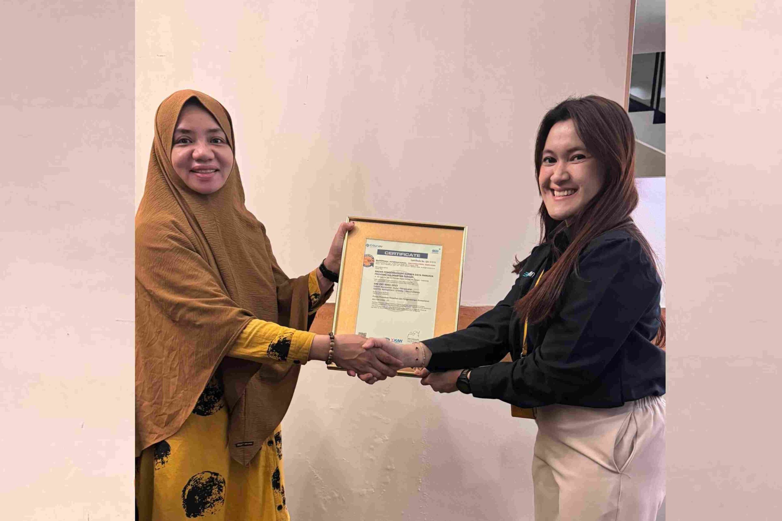 BPSDM Provinsi Kalteng Terima Sertifikat ISO 2001-2015 sebagai Lembaga Pelatihan Terakreditasi