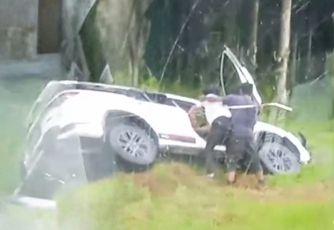 Hilang Kendali Saat Menyalip, Fortuner Keluar Jalur di Sungai Melawen