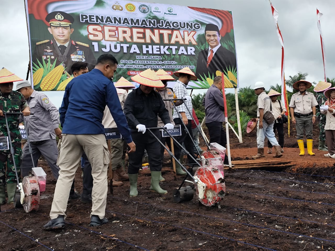 Dukung Swasembada Pangan Nasional, Bupati Kotim Pimpin Kegiatan Tanam Jagung di Desa Camba