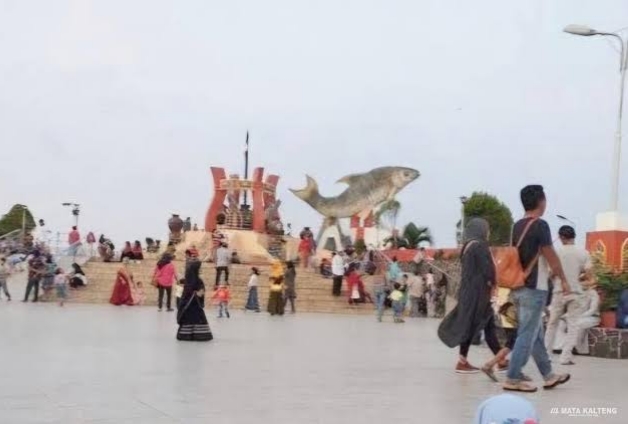 Diskopukmperindag Kotim Perbaiki Penerangan di Ikon Jelawat Sampit