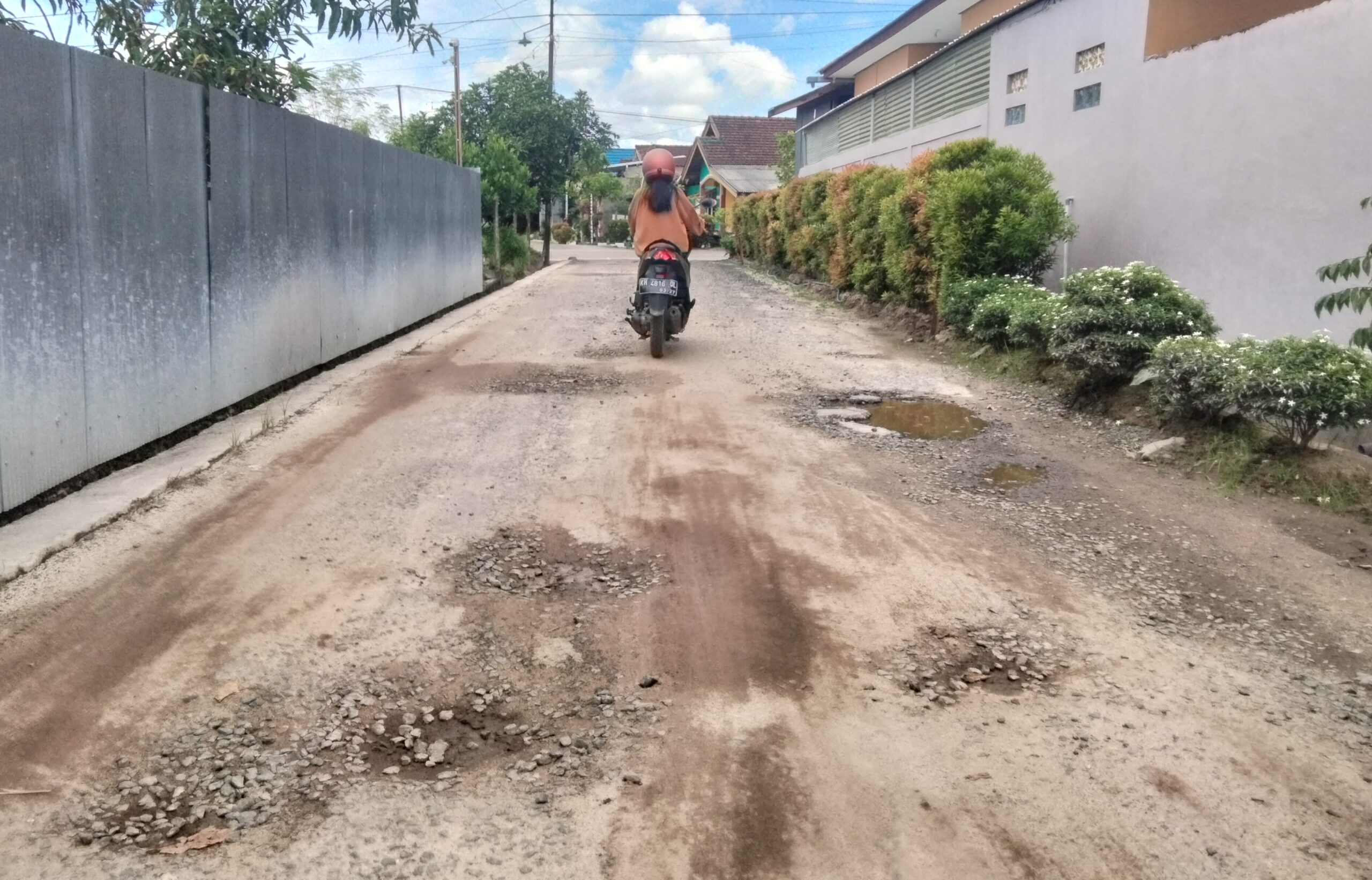 Baru Beberapa Bulan Diaspal, Jalan Gang Poksay Sampit Dikeluhkan Warga