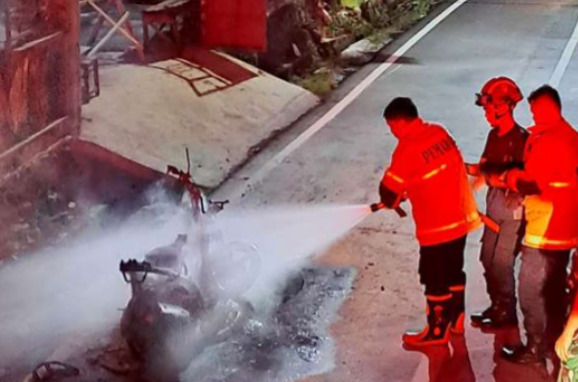 Respons Cepat! Petugas Disdamkar Barut Berhasil Padamkan Kebakaran Motor di Teweh Tengah