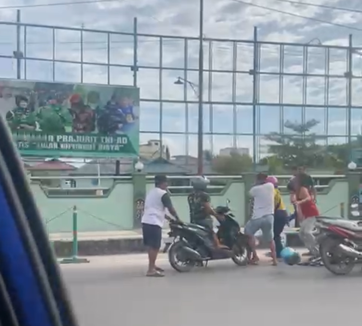 Baku Hantam Pengendara Sepeda Motor Terjadi di Depan Makodim Sampit, Videonya Viral