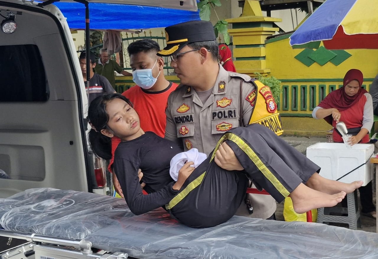 Polisi Sigap Selamatkan Peserta Kirab Drumband yang Pingsan