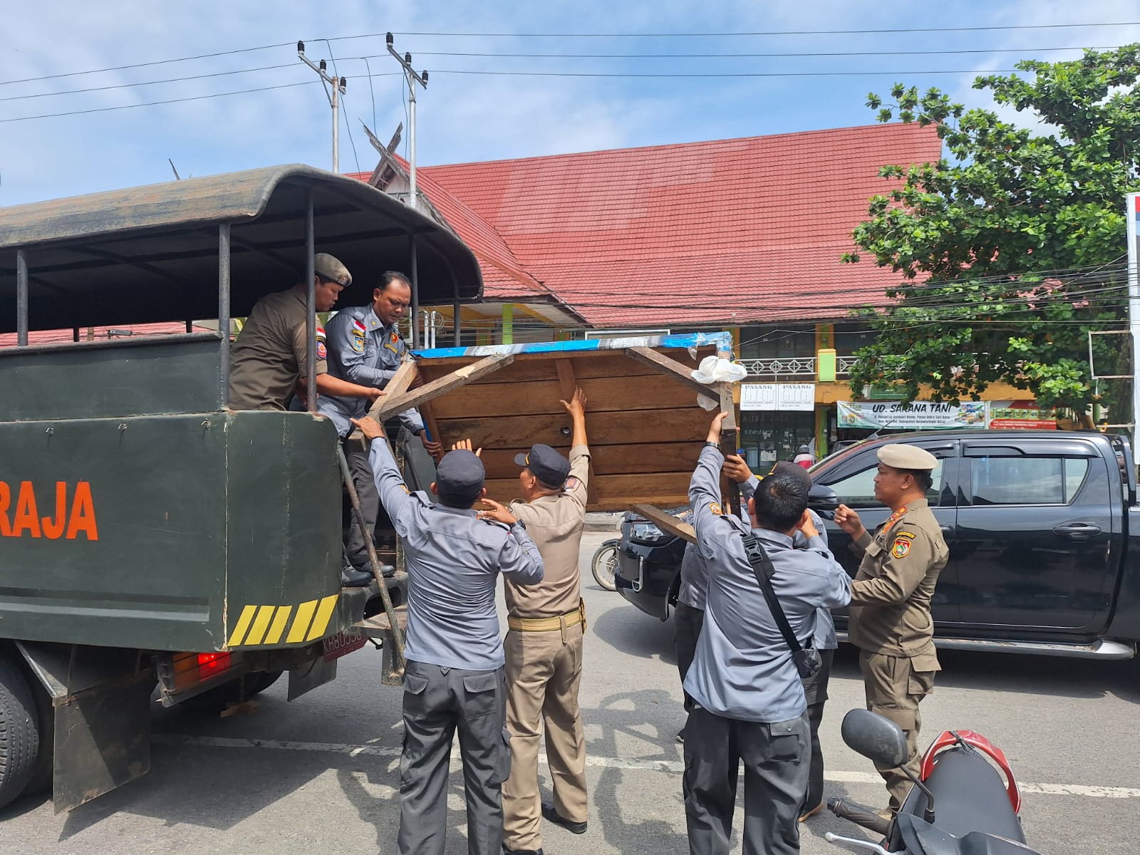 Satpol PP Kobar Tertibkan PKL, Pulihkan Ketertiban di Lokasi Strategis