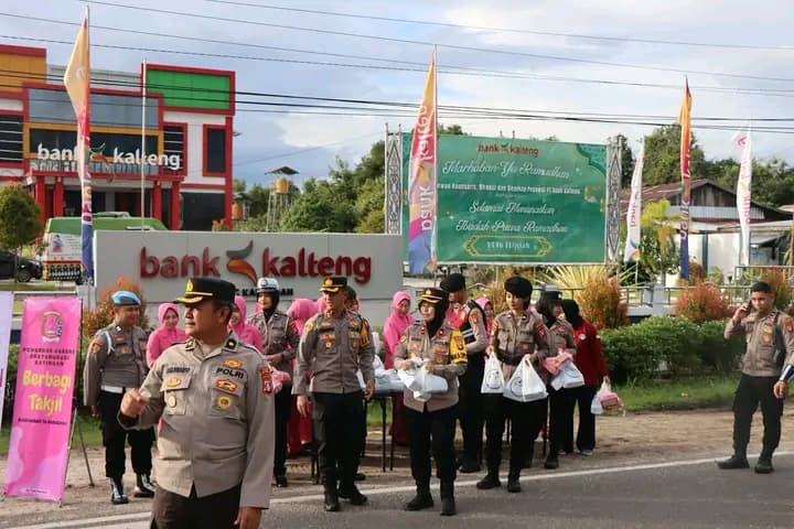 Kapolres Katingan Berbagi Takjil untuk Pengendara