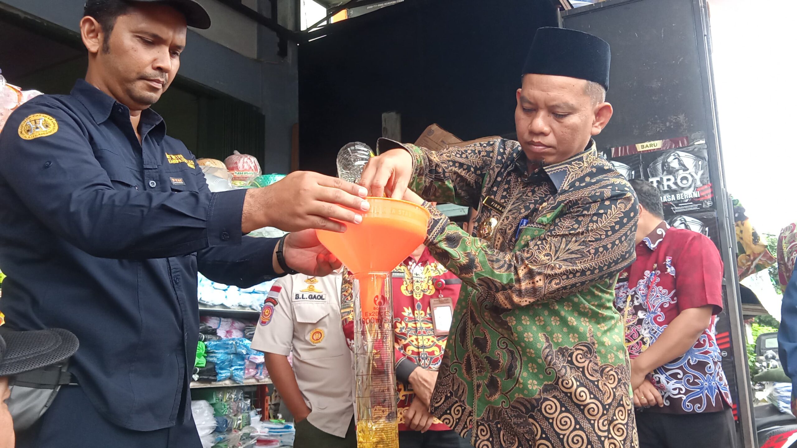 Wabup Katingan dan Tim Temukan Minyakita Botolan Kurang dari 1 Liter