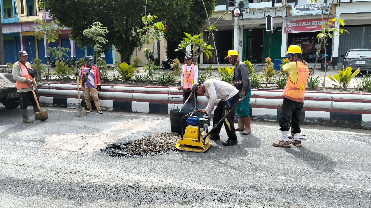 PUPR Kobar Perbaiki Jalan Berlubang, Pastikan Kenyamanan Pengendara di Bulan Ramadan