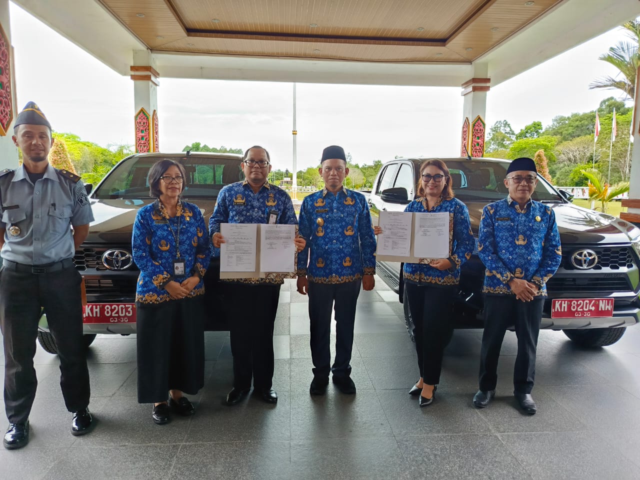 Pemkab Katingan Serahkan Sertifikat Hak Pakai dan Kendaraan Dinas