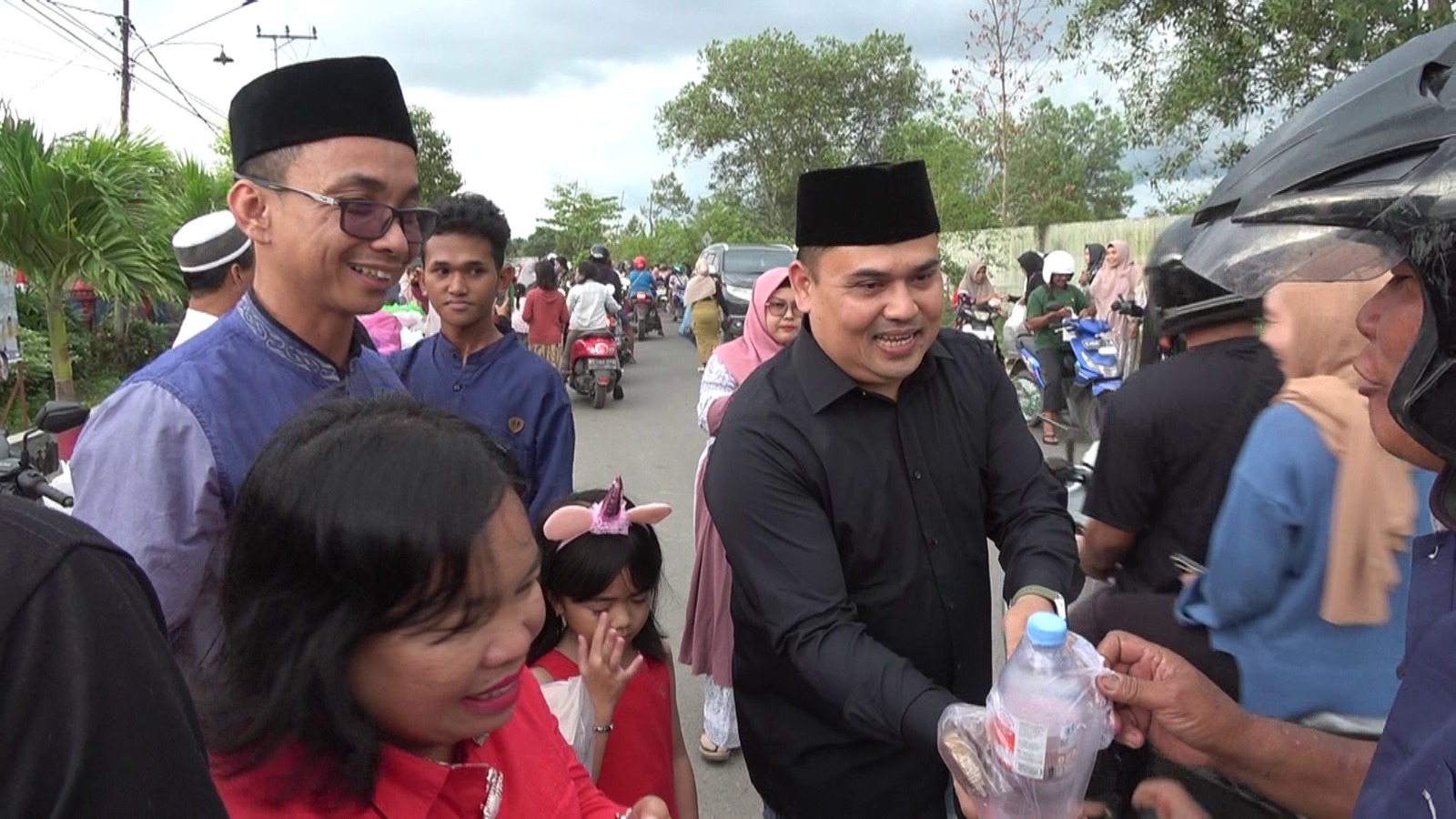 SMPN 4 Sampit Bagikan 2500 Takjil Kepada Pengguna Jalan