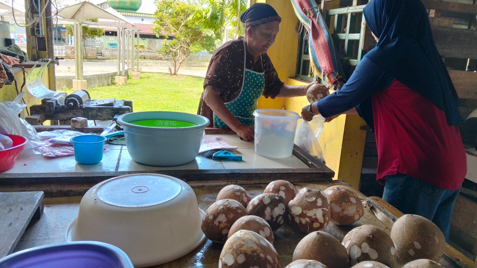 Puluhan Tahun Berjualan, Hj Masri Tetap Setia Menjajakan Kelapa Parut Meski Harga Naik