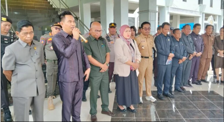 Ratusan Honorer Temui DPRD Barut, Tuntut Kepastian Status Kepegawaian