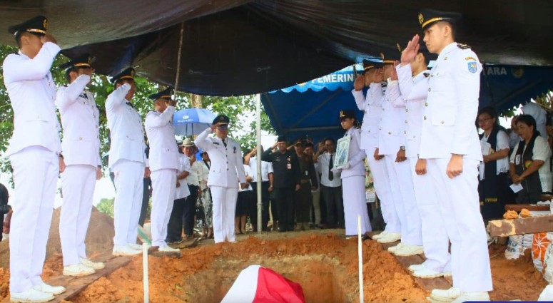 Pemakaman Mantan Wakil Bupati Ompie Herby, Pj. Sekda Pimpin Upacara Pengebumian