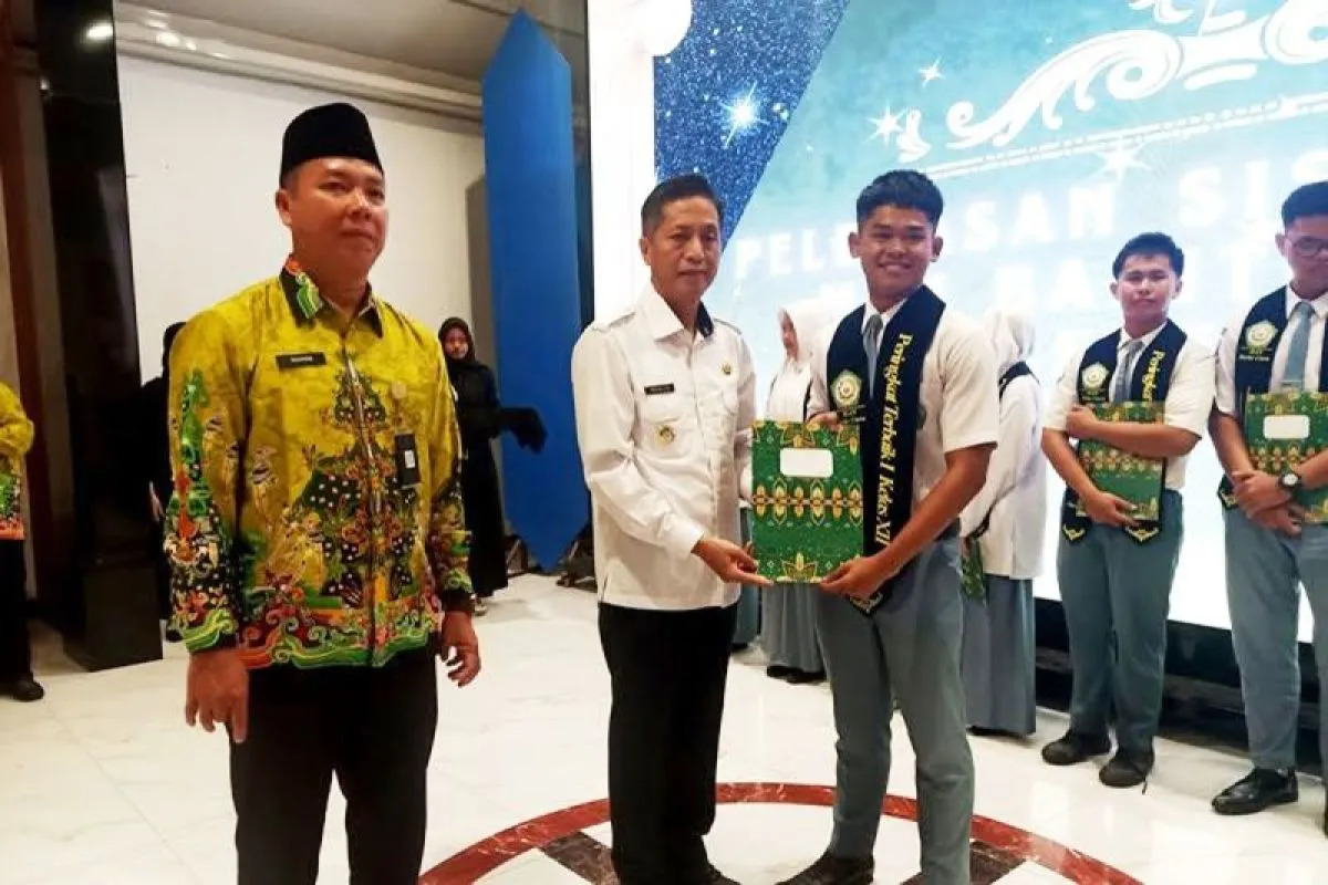 Pj Bupati Ajak Lulusan MAN Barito Utara Berkontribusi Bangun Daerah