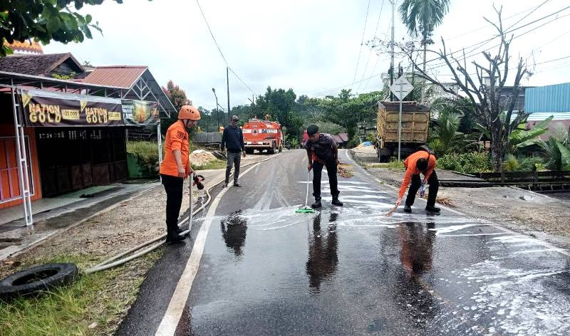 Cegah Kecelakaan, BPBD Barut dan Warga Gotong Royong Bersihkan Jalan