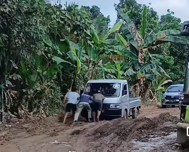 Warga Kecewa Ruas Jalan Kabupaten Tak Kunjung Diperbaiki
