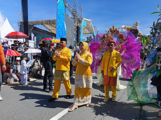 Bupati Nurhidayah Tampil Memukau di Karnaval FBIM, Budaya Kobar Curi Perhatian Warga Palangka Raya