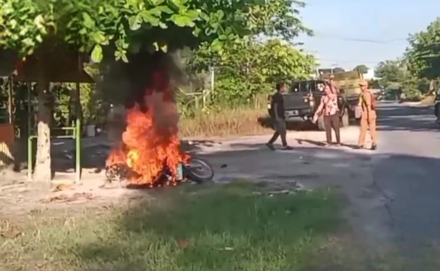 TRC BPBD Kobar Gercep Padamkan Kebakaran Motor di Madurejo