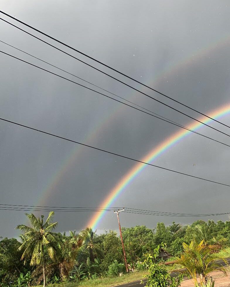 Pelangi Sore di Pangkalan Lada, Lukisan Langit yang Bikin Warga Terpukau