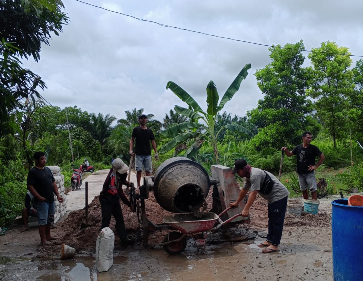 Jalan Masuk Makin Parah! Warga Perum CKM Sampit Gotong Royong Perbaikan Secara Swadaya 