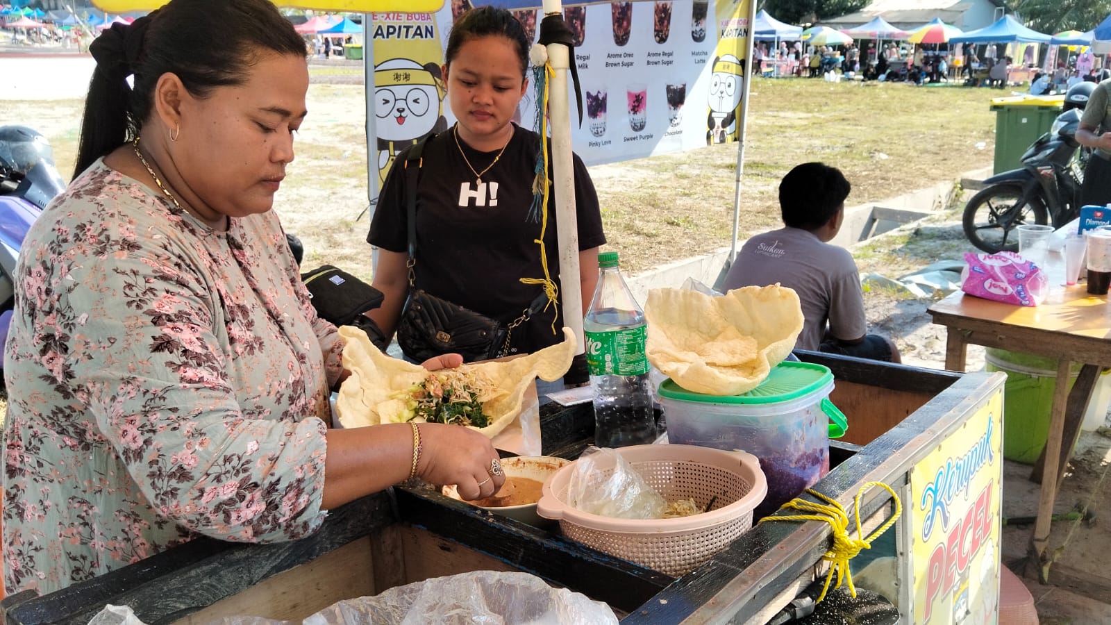 Laris Manis! Pecel Kerupuk Rp 10 Ribu Buatan Ibu Yeni Diserbu di CFD Pangkalan Bun
