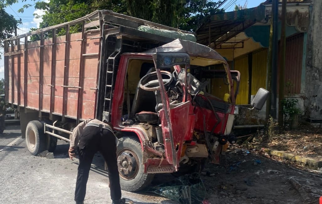 Tikungan Maut, Truk Melaju Kencang Tabrak Pohon di Jalan Pasanah