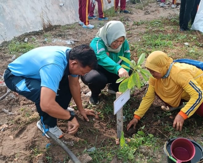 DLH Gelar Jumat Bersih dan Tanam Pohon di Pangkalan Bun Park, Wujud Nyata Peduli Lingkungan
