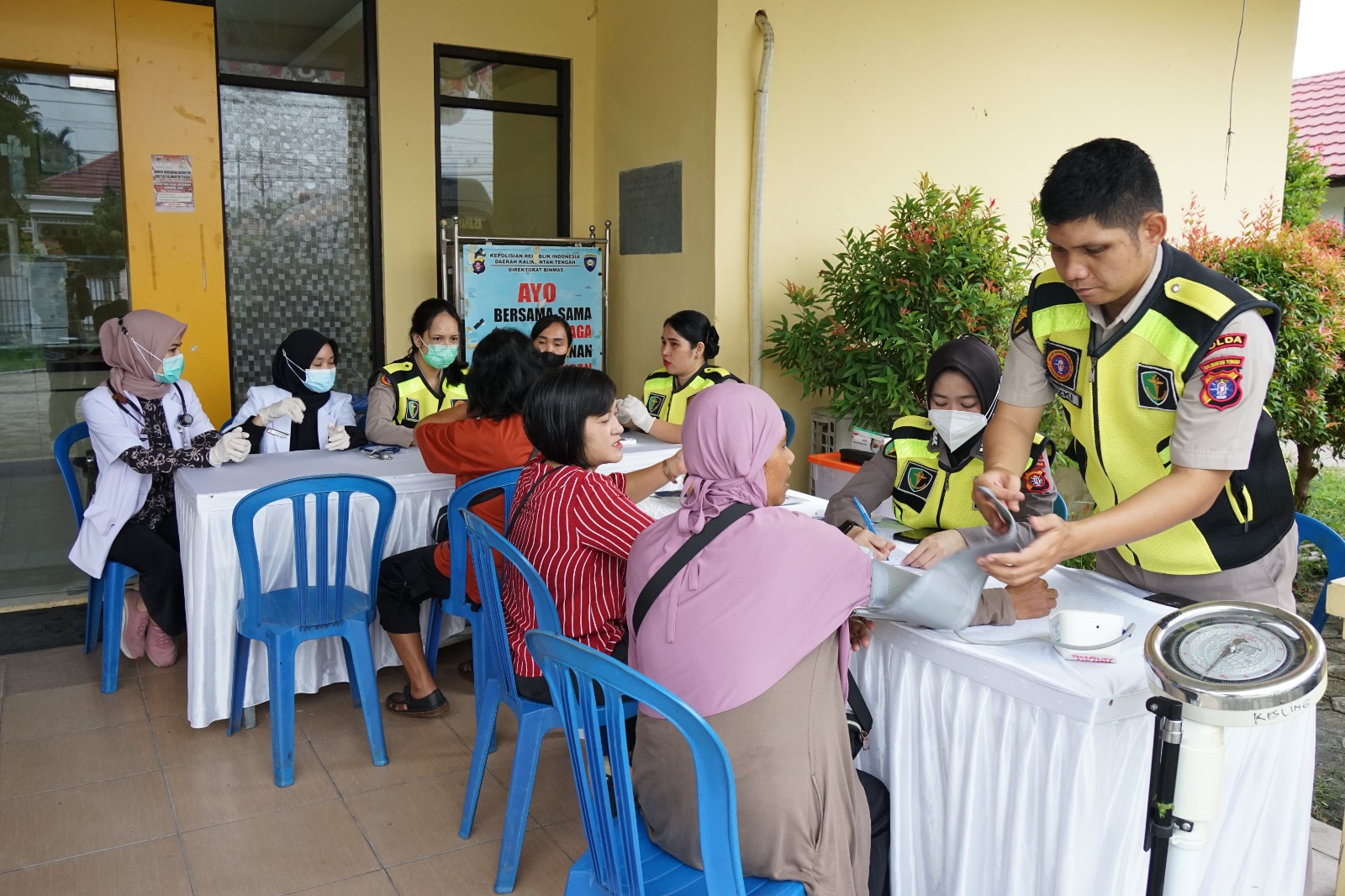 Layanan Kesehatan Gratis RS Bhayangkara Datang, Warga Langkai pun Senang
