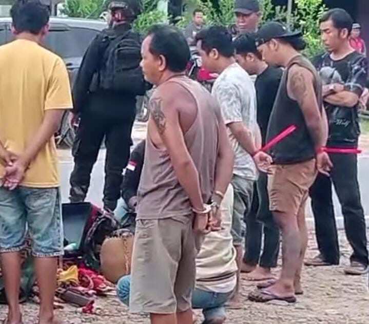 Warga Gempar! Polisi Bersenjata Lengkap Tangkap Sejumlah Pria Bertato di Pandu Senjaya