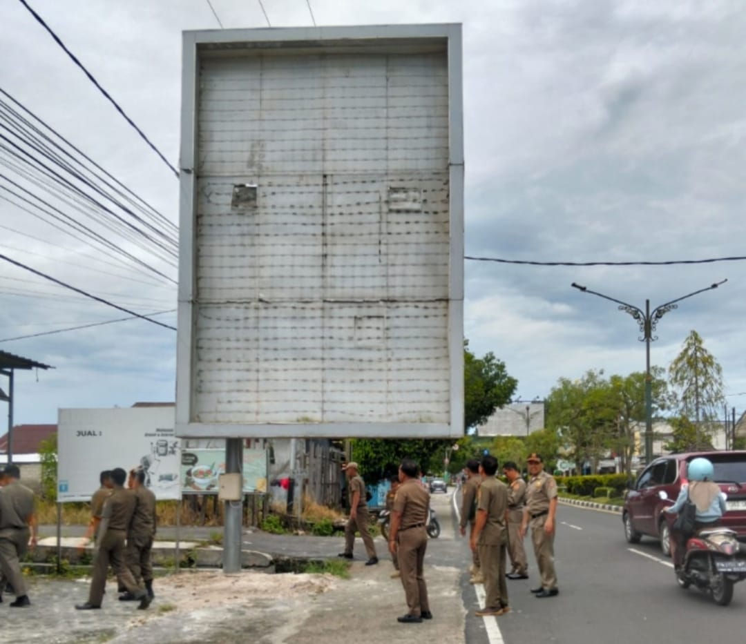 Satpol PP Kobar Tertibkan Reklame Ilegal di Jalan Iskandar, Warga Diberi Waktu Bongkar Sendiri