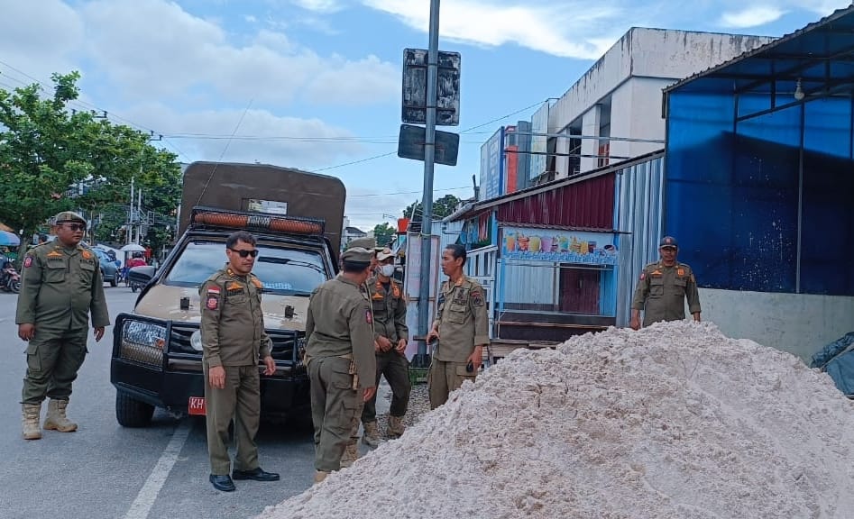 Satpol PP Kobar Tegas Tertibkan Material Bangunan yang Numpuk di Bahu Jalan