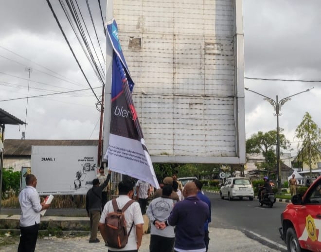 Pemkab Kobar Tertibkan Reklame Ilegal di Jalan Iskandar, Prioritaskan Keselamatan dan Ketertiban Kota