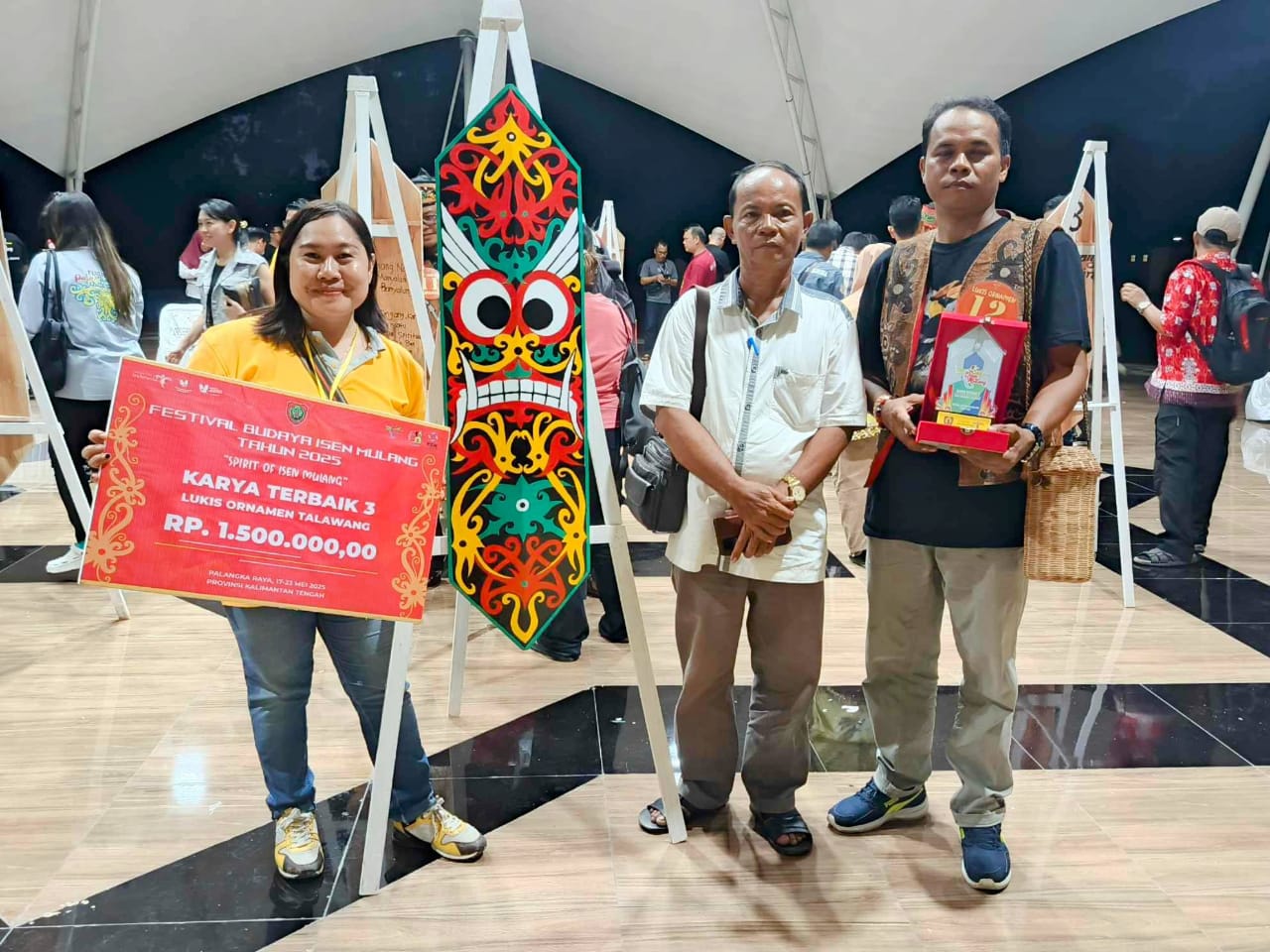 Pelukis Ornamen Talawang Asal Katingan Sabet Juara Tiga di FBIM 2025