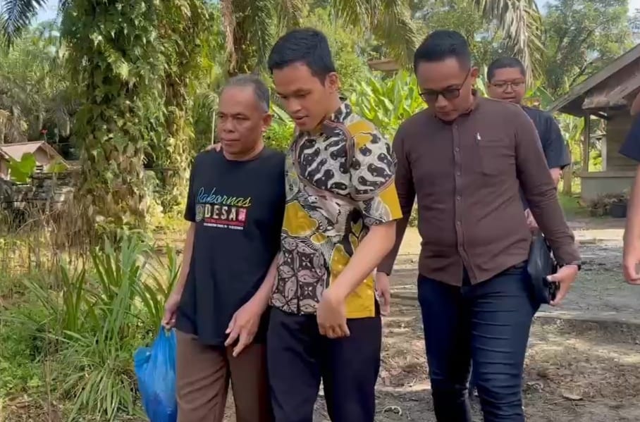 Tak Disangka, Mantan Kades Runtu Dieksekusi Tim Kejari Kobar di Rumahnya Pagi Buta