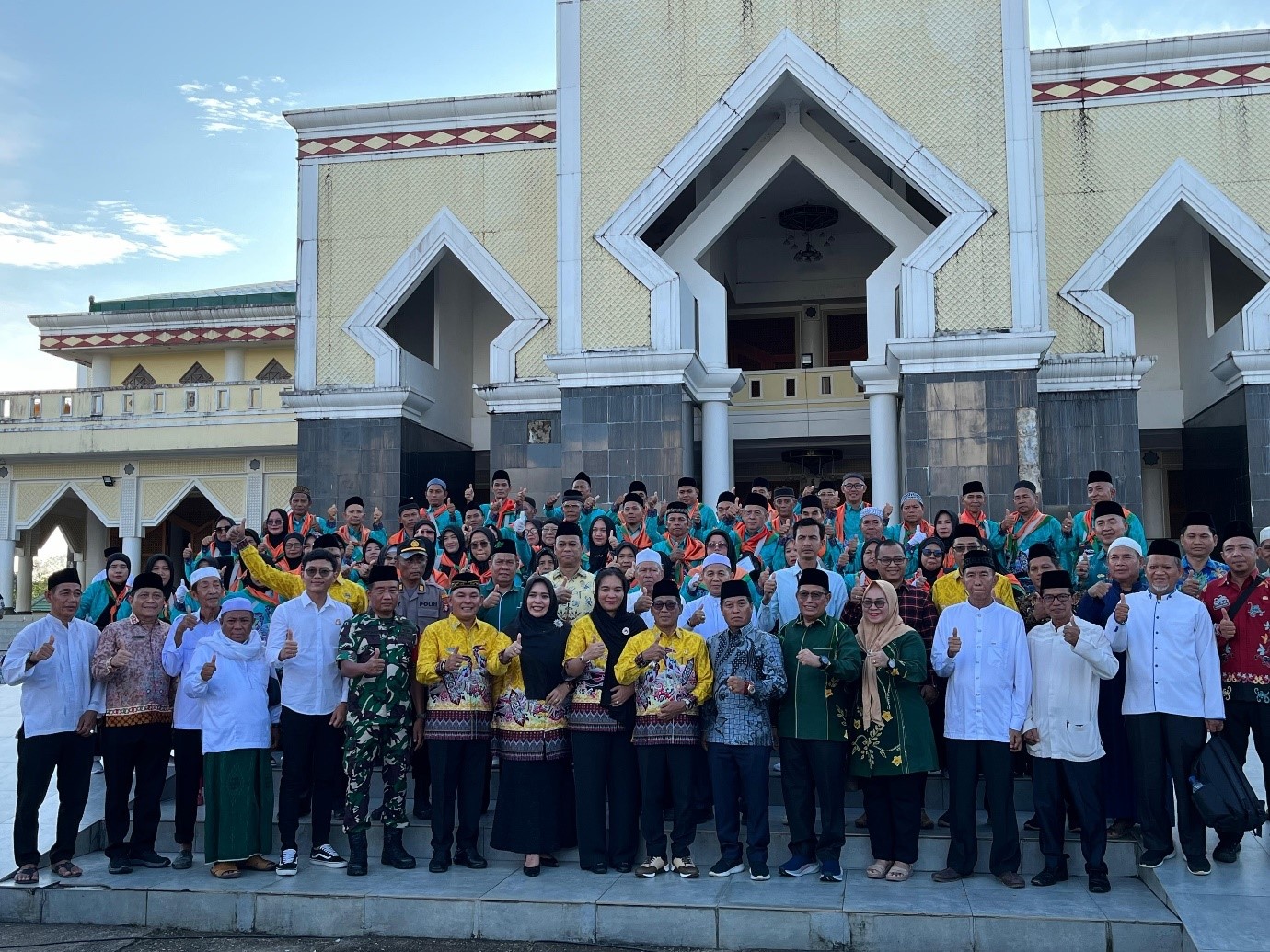 Ketua DPRD Mura Hadiri Pelepasan 63 Jamaah Haji: Jaga Kekompakan dan Kesehatan di Tanah Suci