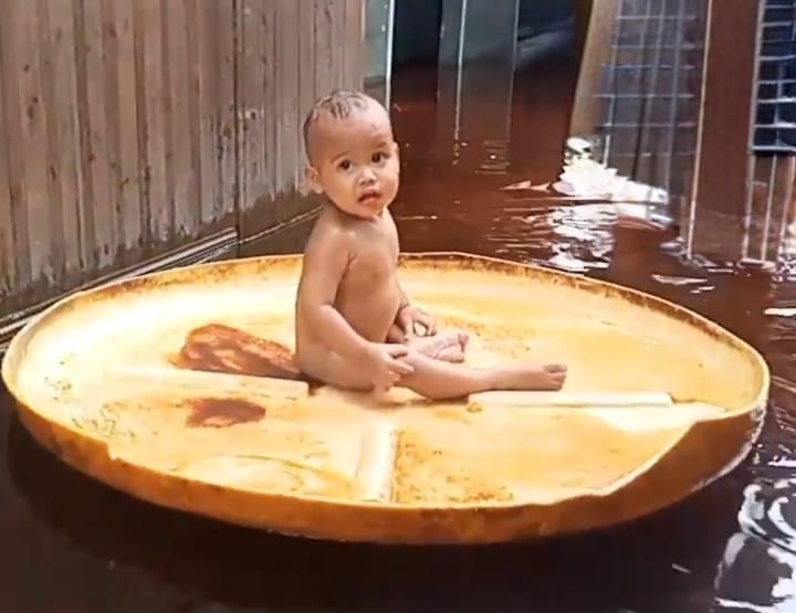 Banjir Datang, Bayi Malah Naik Perahu: Kisah Unik Warga RT 7 Kumai Hilir Hadapi Air Pasang