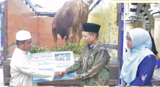 Pemkab Katingan Salurkan Sapi Kurban Berbobot 855 Kg dari Presiden dan Seribu Paket Sembako dari Gubernur