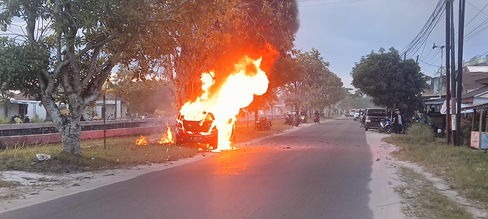 Geger! Baru Keluar SPBU, Mobil Diduga Milik Pelangsir BBM Terbakar di Palangka Raya, Pengemudi Melarikan Diri