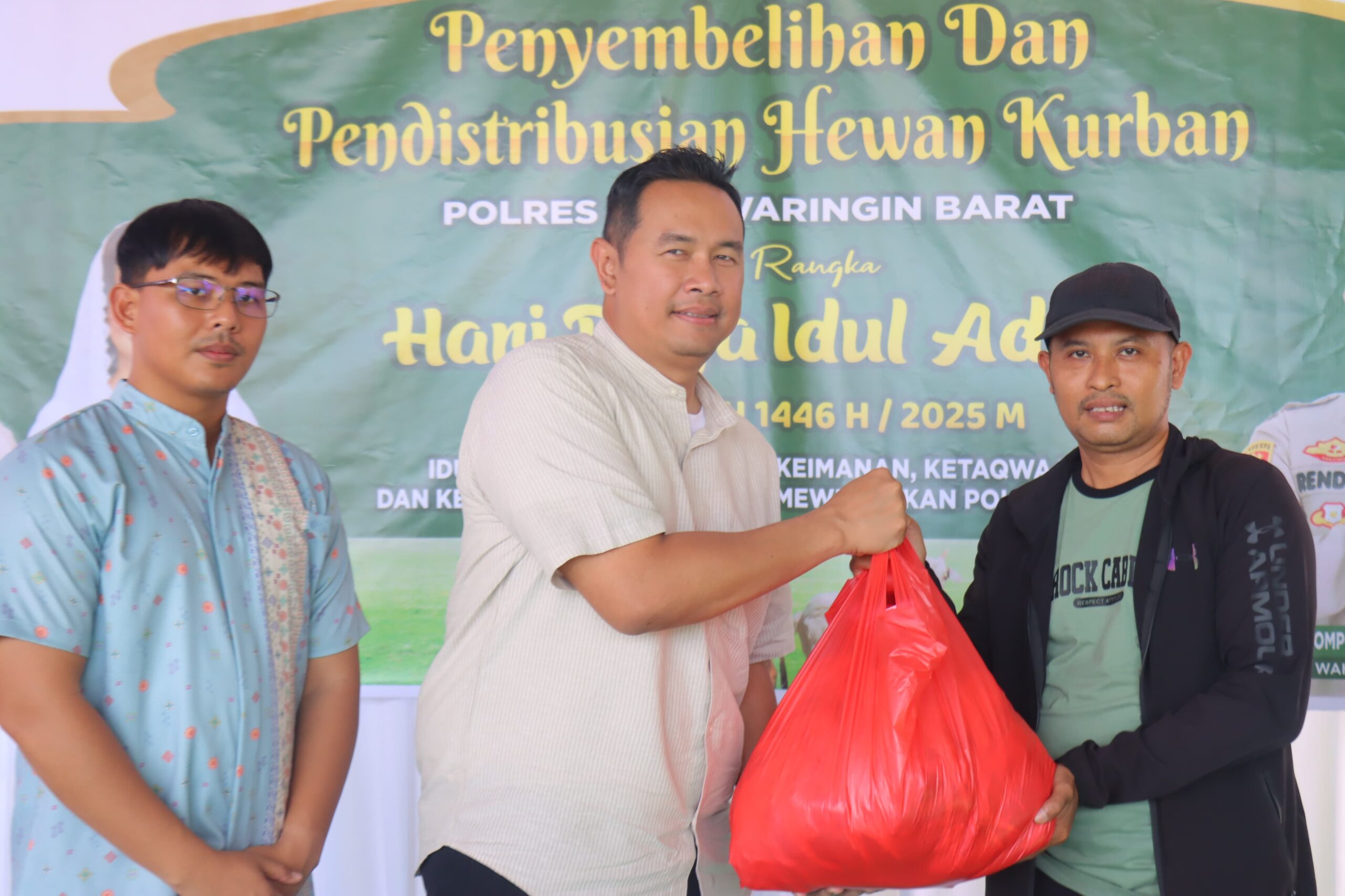 Pererat Sinergi, Kapolres Kobar Serahkan Daging Kurban untuk Wartawan